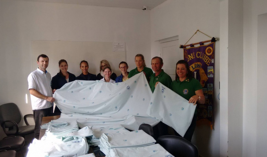 Hospital recebe do Lions de Grão Pará a doação de lençóis e fronhas.