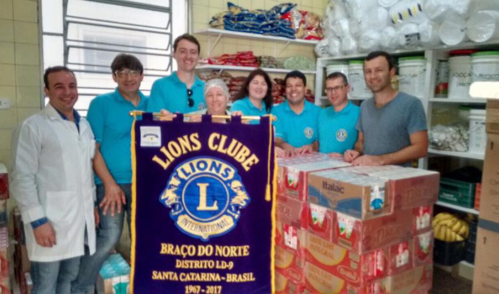 O Hospital Santa Teresinha recebeu do Lions Clube Braço do Norte doação de mil litros de leite